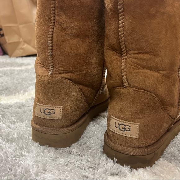 Mid Length Uggs - Size Woman’s 8 - Great condition - Wore less than 10 times - Picture 2 of 5